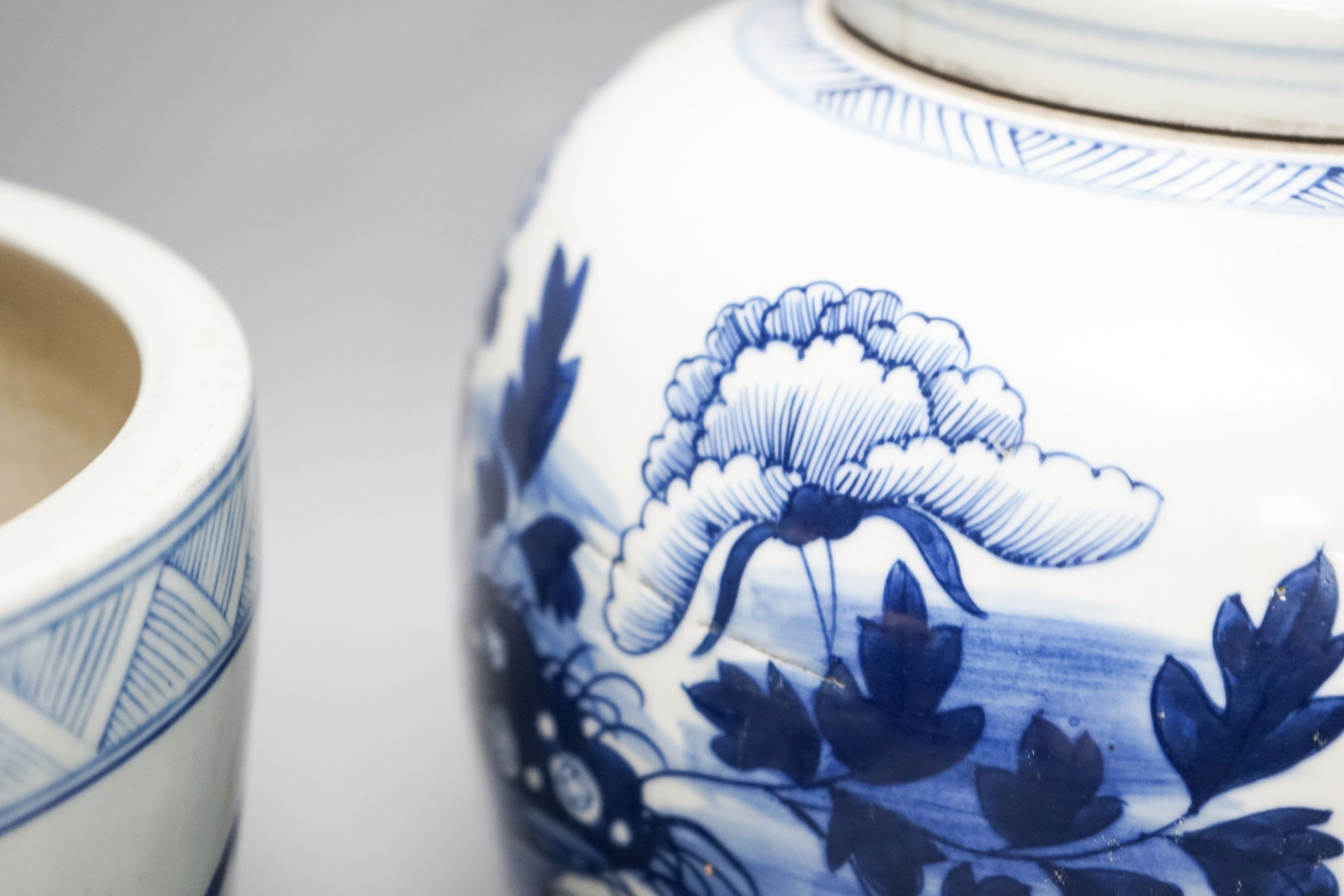 A Chinese blue and white jar and cover and a similar jardiniere, 23cm